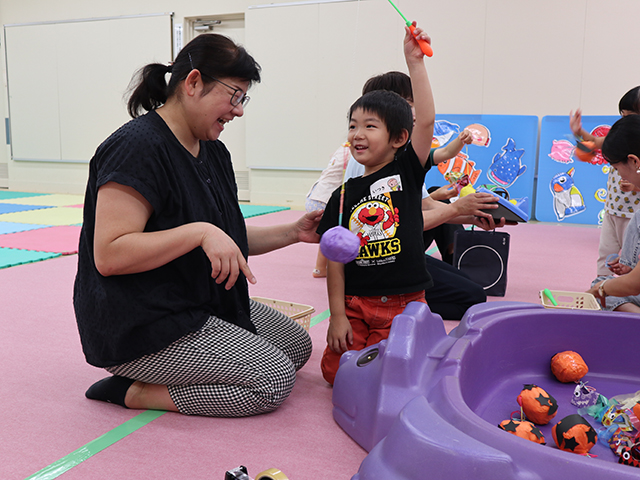 親子体操教室「コアラくらぶ」の様子