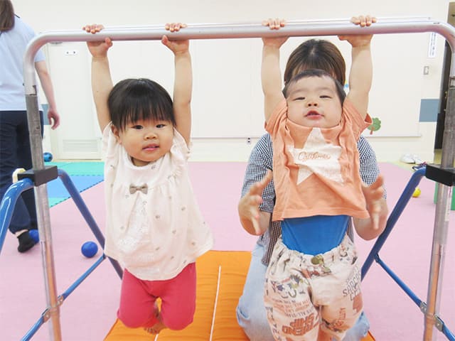 親子体操教室「コアラくらぶ」の様子