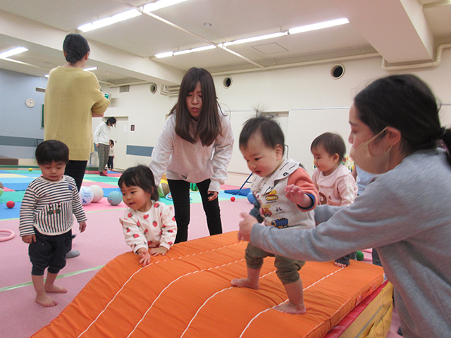 親子体操教室「コアラくらぶ」の様子